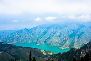 高山间的碧绿湖泊美景