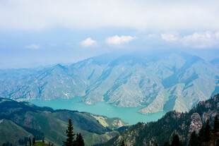 高山环抱中的碧绿湖泊