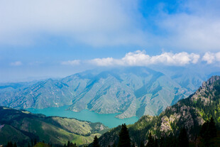 壮丽山川间的碧水蓝天