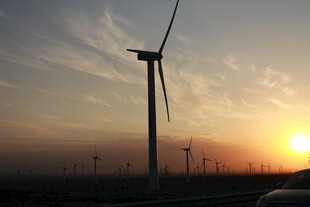 夕阳下的风力发电机组