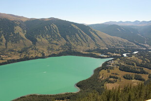 高山环抱的碧绿湖泊