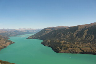 碧绿湖水与连绵山峦