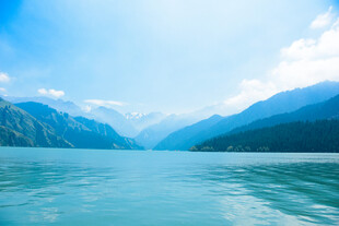 宁静山水间的澄澈湖水