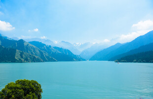 美丽湖景与远山风光