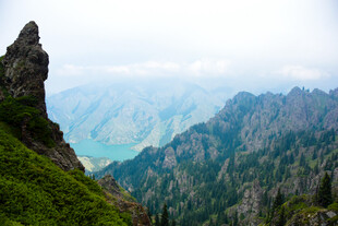 峻峭山峰与葱郁植被景观