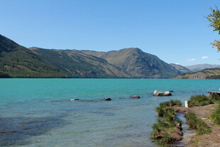 美丽湖景与远山风光