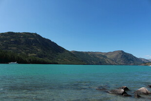 清澈湖水与远处山峦美景
