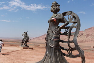 沙漠中的精美女性雕塑