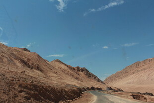 荒漠中的蜿蜒公路