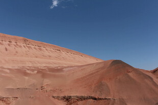 沙漠山丘蓝天美景