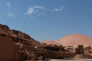 沙漠中的古老建筑遗迹