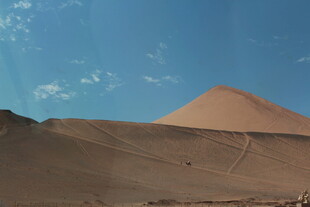 沙漠中的锥形沙丘景观