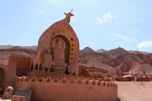 沙漠中的独特宗教建筑