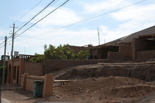乡村土坯房与户外场景
