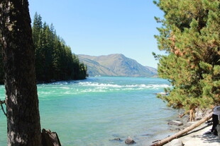 湖畔美景 青山绿水相映