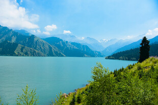 湖畔观景人 青山绿水间
