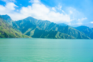 青山绿水间的秀丽湖景