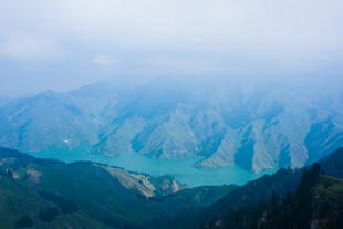 壮丽山水间的迷人湖景