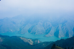 高山环抱中的幽蓝湖泊
