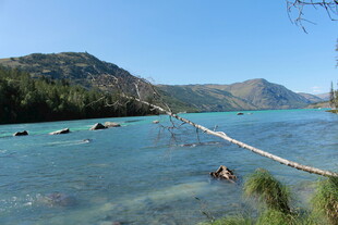 清澈蓝湖与远处山峦美景