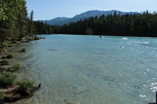 清澈河畔的秀丽山水风光