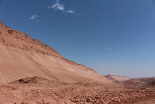 红色荒漠山丘 蓝天背景
