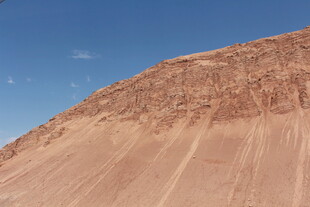 沙漠陡坡 蓝天相伴