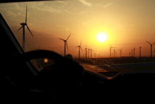 夕阳下的风力发电机组