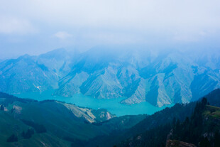 壮丽山水间的迷人湖景