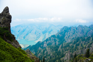 巍峨山峦绿意盎然的景致