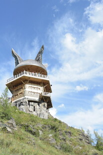 山顶独特造型古建筑