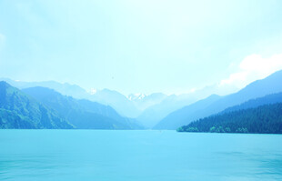 宁静湖景与远山风光