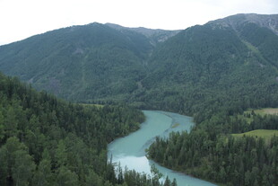山间蜿蜒的碧绿河流