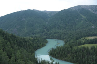 青山环抱的蜿蜒河流
