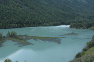 山间蓝绿色湖泊美景