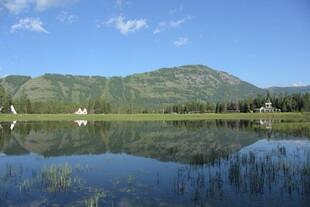 宁静山水间的美丽倒影