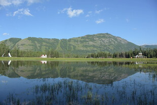 湖畔青山倒影宁静美景