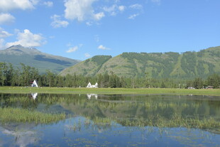 湖畔青山美景如画