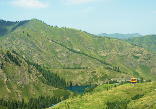 山间美景中的黄色缆车