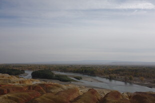 俯瞰蜿蜒河流与广袤大地
