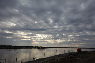 湖畔黄昏 云影倒映水面