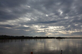 湖畔乌云密布的静谧时刻