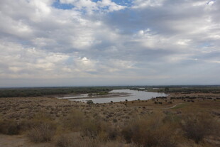 广袤旷野中的静谧水域