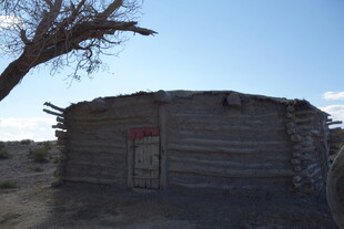 荒漠中的古朴木屋