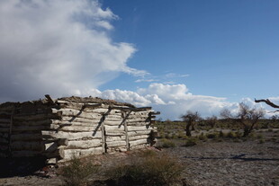 荒漠中的古老石堆建筑