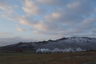 山间云雾缭绕的美丽景象