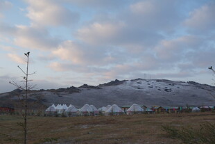 雪山下的开阔风景