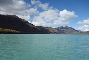 湖畔青山 蓝天碧水美景