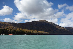 湖畔青山蓝天白云美景