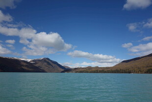 湛蓝湖水与远山蓝天美景